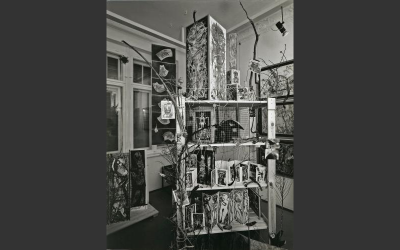 Regal mit Leporellos und Dada-Objekten - Kabinettausstellung Galerie Mitte Dresden