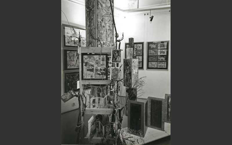 Regal mit Leporellos und Dada-Objekten - Kabinettausstellung Galerie Mitte Dresden